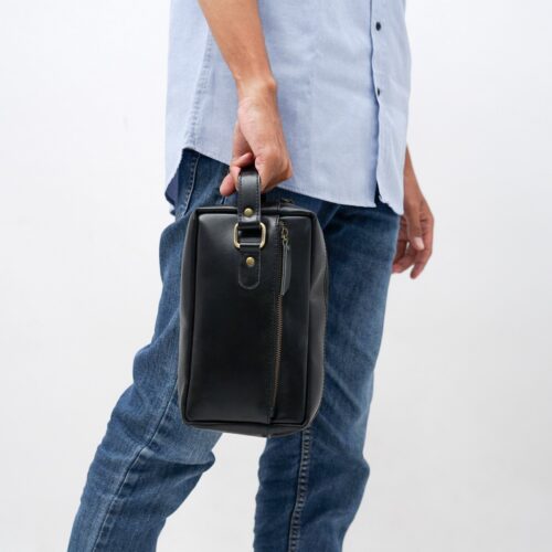 Clutch Leather Nemo with model - Mali Indonesia